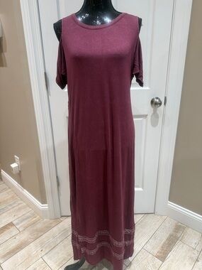 Women’s Cold-Shoulder Maxi Dress in Wine